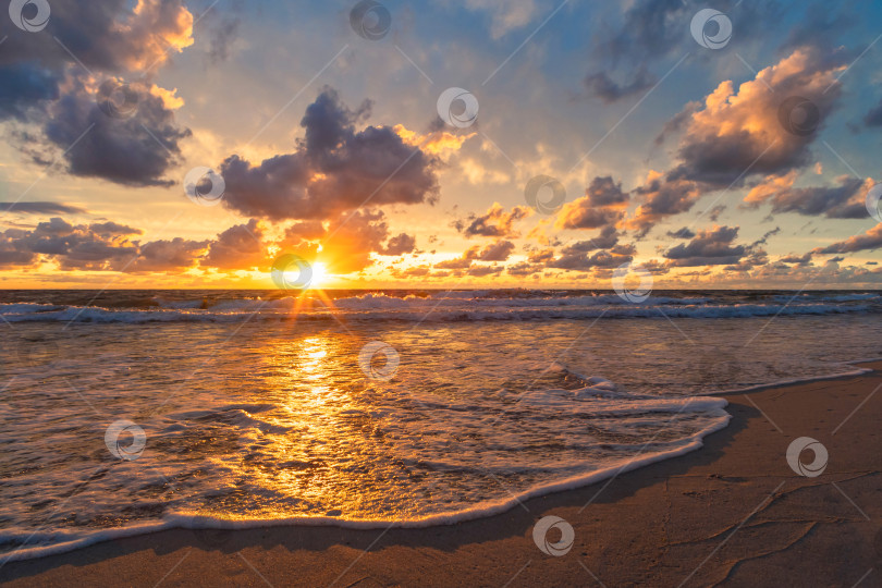 Скачать Солнечный закат на осеннем пляже, эффектное небо на заднем плане фотосток Ozero