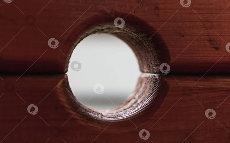 Скачать Круглая дыра в деревянном заборе фотосток Ozero