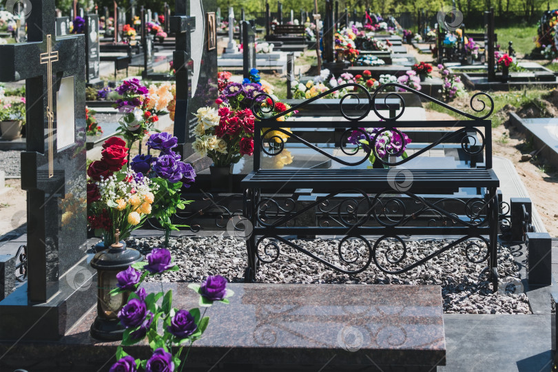 Скачать Вид на надгробную плиту на кладбище фотосток Ozero