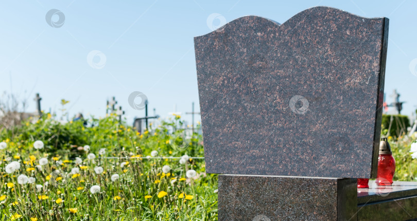 Скачать Вид на надгробную плиту на кладбище фотосток Ozero