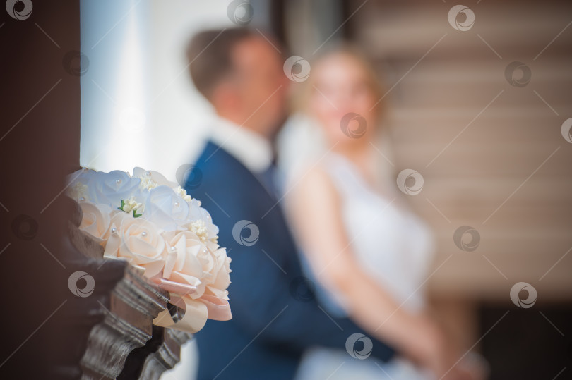 Скачать свадебный букет невесты с обручальными кольцами крупным планом, фоновое изображение фотосток Ozero