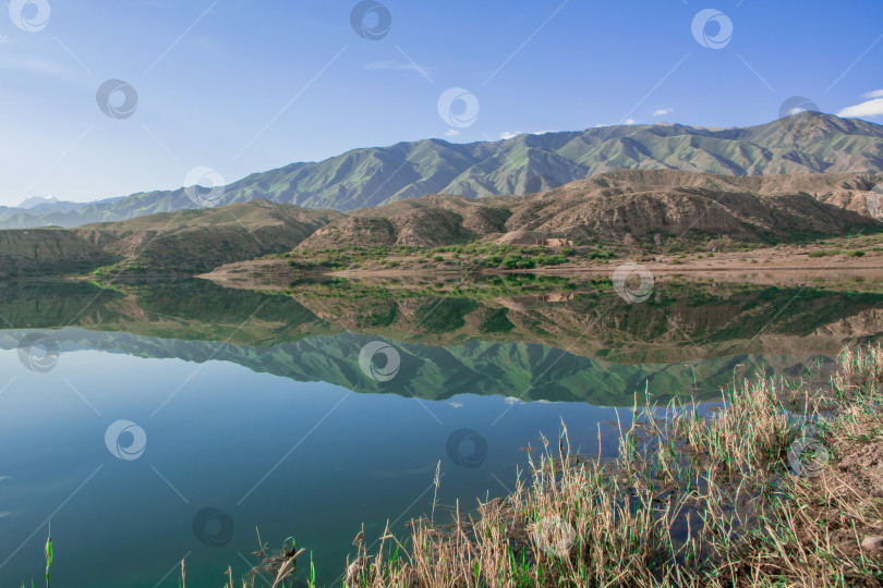 Скачать Горное озеро Иссык-Куль, отражение гор в воде, Кыргызстан. фотосток Ozero