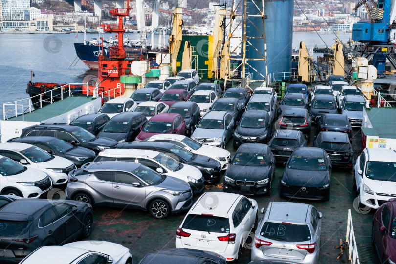 Скачать выгрузка нового автомобиля с судна в морском порту Владивосток, Россия фотосток Ozero
