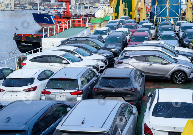Скачать выгрузка нового автомобиля с судна в морском порту Владивосток, Россия фотосток Ozero