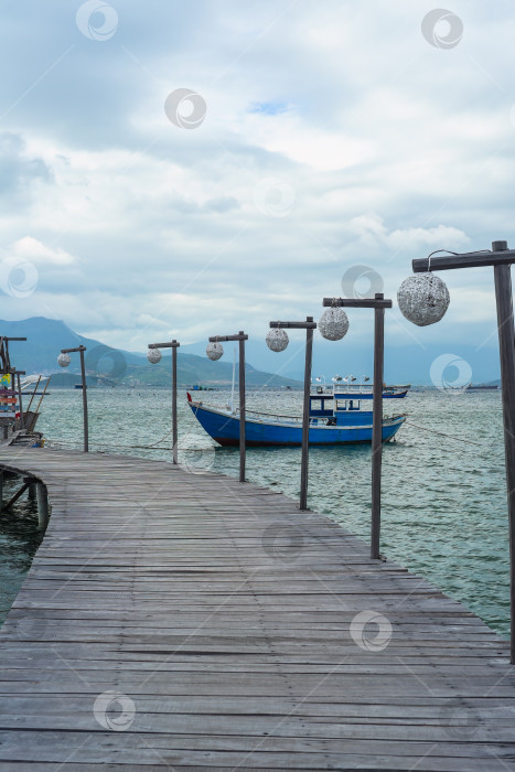 Скачать Вьетнамская голубая лодка плывет по Южно-Китайскому морю во Вьетнаме фотосток Ozero