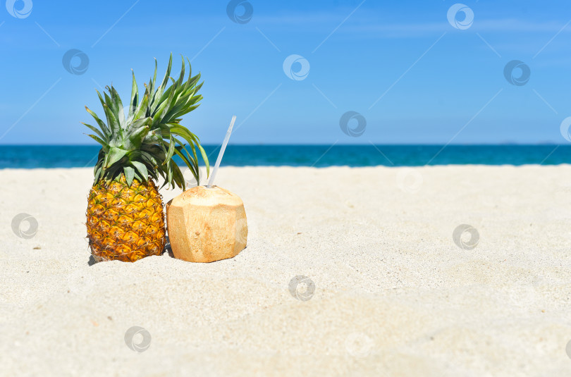 Скачать Ананасово-кокосовый напиток на белой песчаной площадке фотосток Ozero