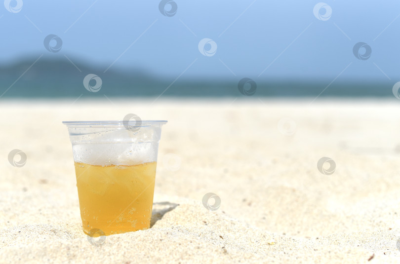 Скачать Холодное вьетнамское пиво в стаканчике со льдом на пляже с белым песком в Нячанге, Вьетнам фотосток Ozero