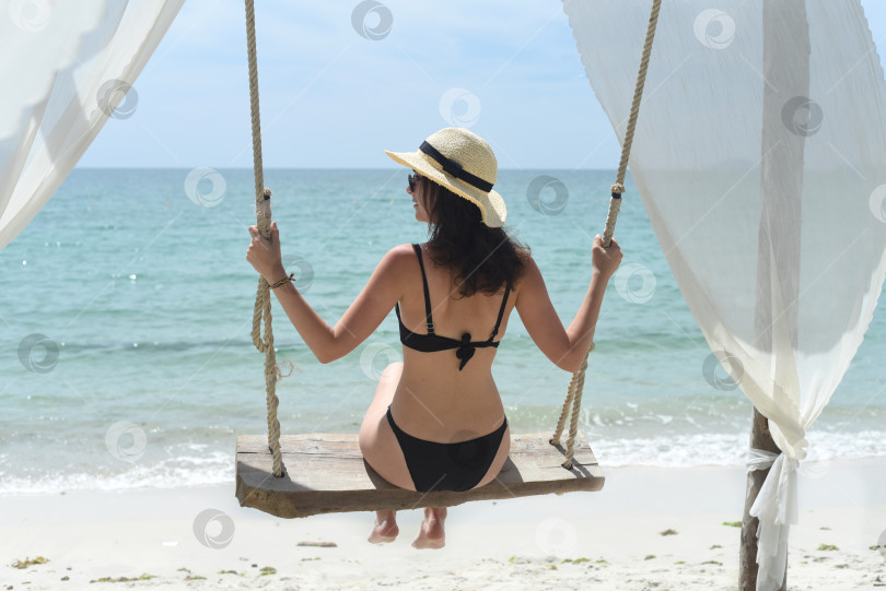 Скачать Молодая женщина катается на качелях на пляже Доклет во Вьетнаме фотосток Ozero