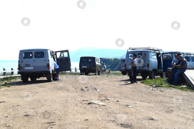 Скачать Российские автомобили УАЗ пользуются популярностью в качестве туристического транспорта на острове Ольхон. фотосток Ozero