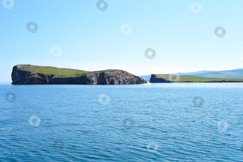 Скачать Мыс Харанцы с островом на Ольхоне, Россия. Вид с воды фотосток Ozero