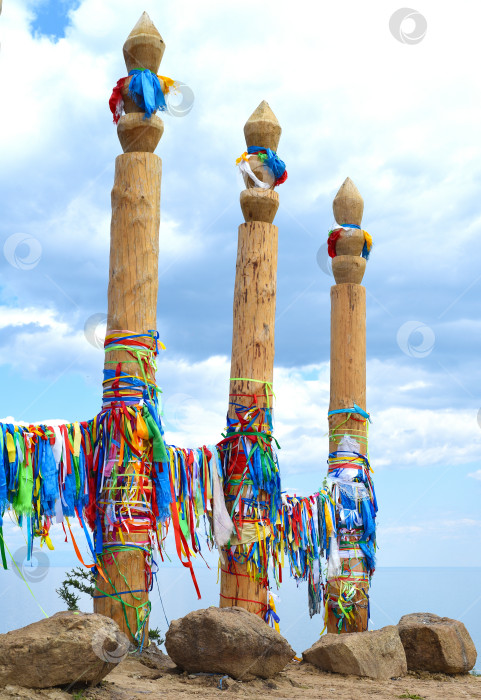Скачать Подвесные столбы с лентами шаманской религии в Хужире, остров Ольхон. фотосток Ozero
