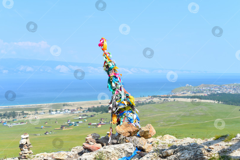 Скачать Столб с лентами шаманской религии в Хужире, остров Ольхон. фотосток Ozero