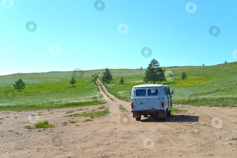 Скачать Путешествие на старинной русской машине по острову Ольхон фотосток Ozero