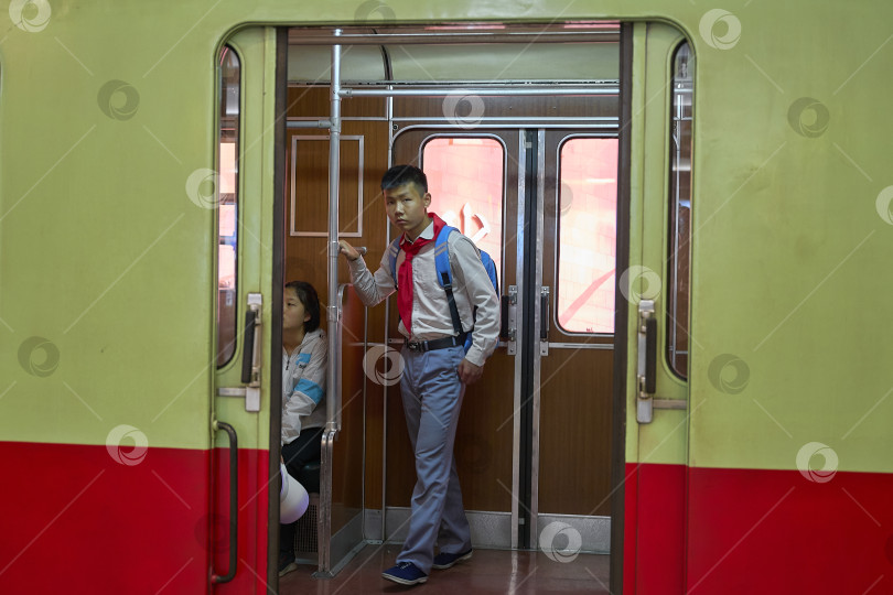 Скачать интерьер станций пхеньянского метрополитена фотосток Ozero