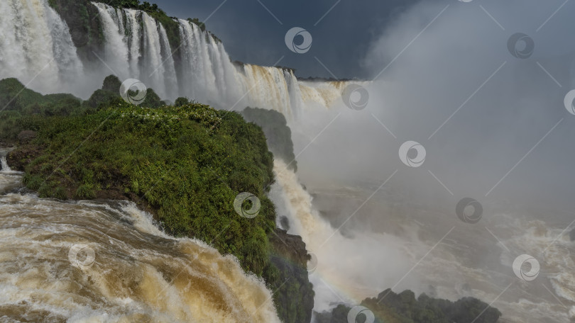 Скачать Красивый тропический водопад. фотосток Ozero