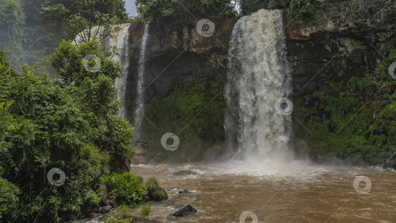 Скачать Красивые водопады низвергаются со скалы в русло реки. фотосток Ozero