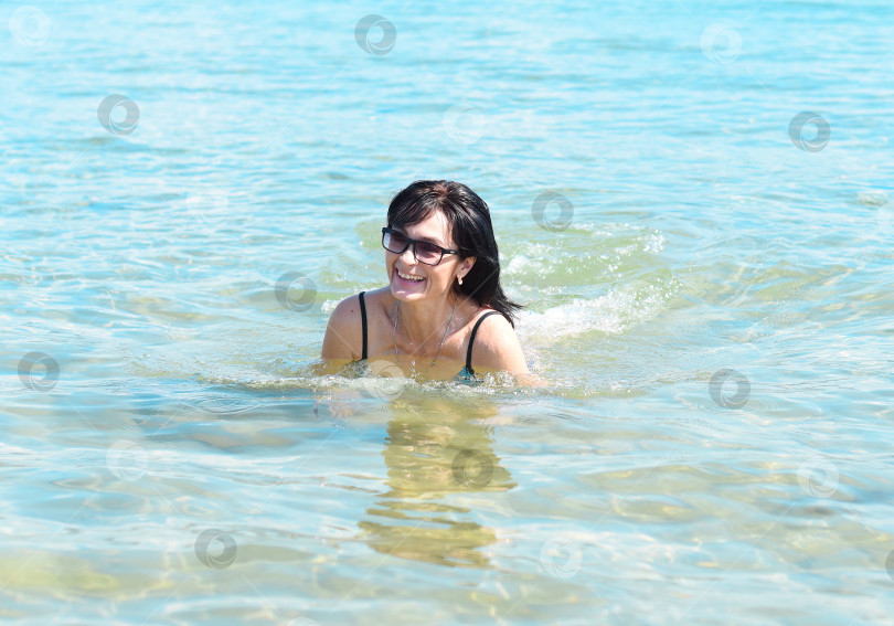 Скачать Счастливая 45-летняя русская женщина плавает в Японском море фотосток Ozero