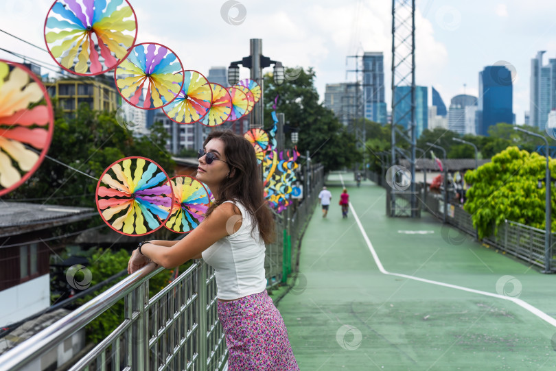 Скачать Молодая туристка наслаждается городом Бангкок фотосток Ozero