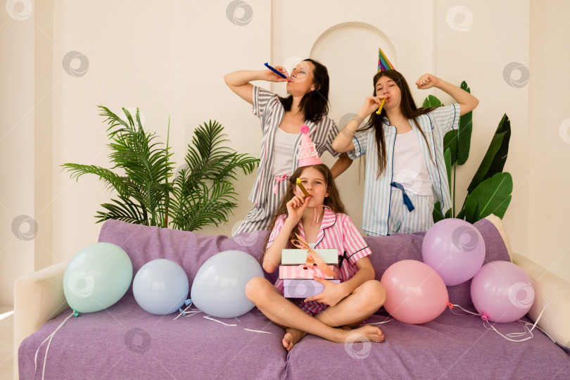 Скачать Смеющаяся семья с завсегдатаями вечеринок празднует день рождения фотосток Ozero