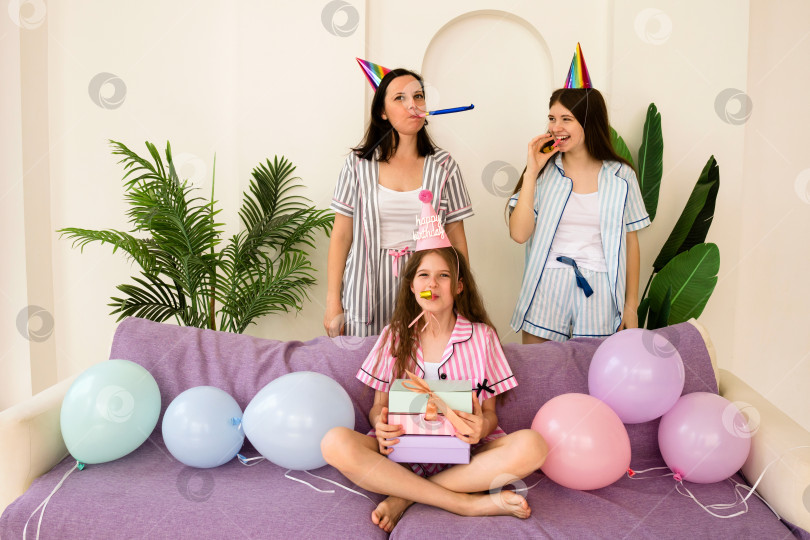 Скачать Семейное мероприятие с праздничными украшениями, посвященное празднованию дня рождения дома. фотосток Ozero