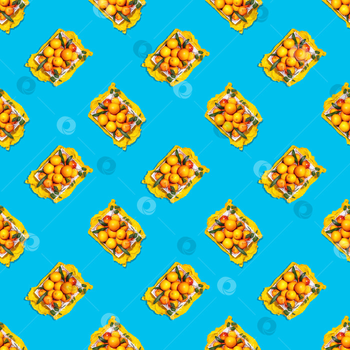 Скачать Бесшовный узор из свежих, спелых апельсинов с листьями в белой коробке на синем фоне фотосток Ozero