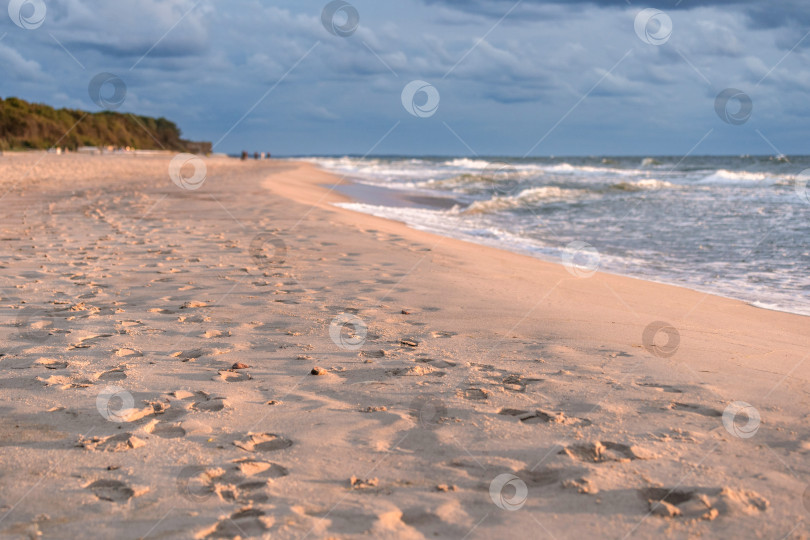 Скачать песчаный осенний пляж, волны на море и облака на заднем плане фотосток Ozero