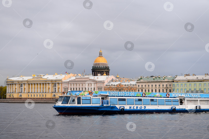 Скачать Санкт-Петербург, Россия, май 2024 года: Экскурсии на теплоходах для туристов по Неве в Санкт-Петербурге фотосток Ozero