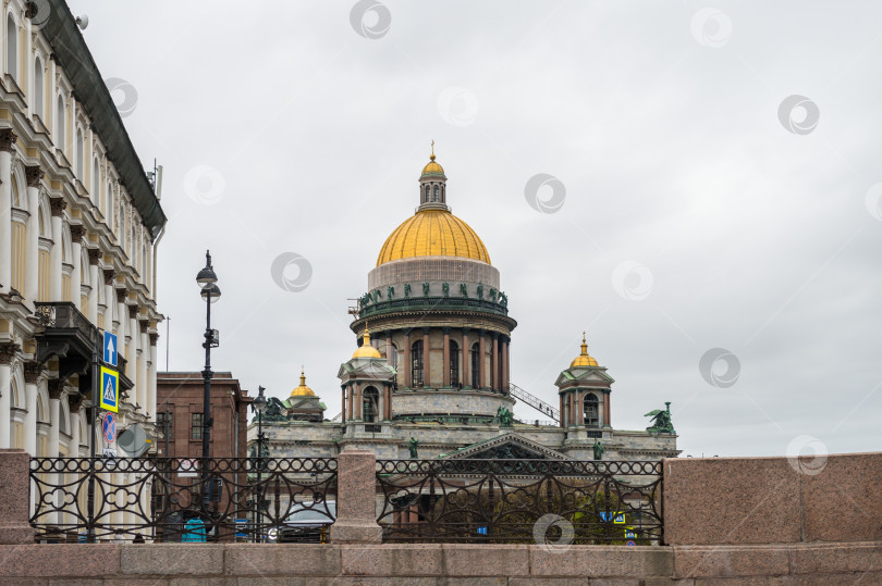 Скачать Санкт-Петербург, Россия, май 2024 года: Вид на Исаакиевский собор с реки Мойки в Санкт-Петербурге фотосток Ozero
