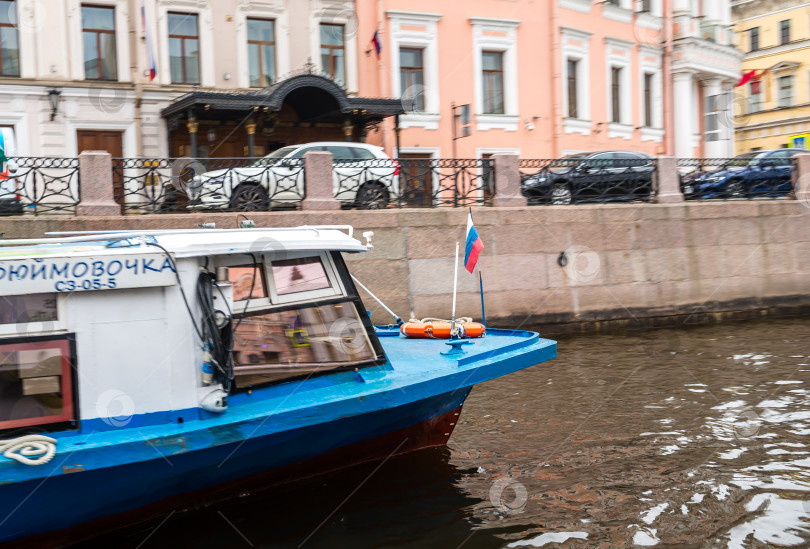 Скачать Санкт-Петербург, Россия, май 2024 года: Морские прогулки для туристов по рекам и каналам Санкт-Петербурга фотосток Ozero