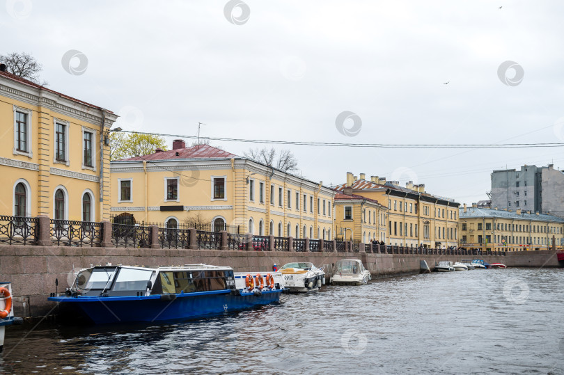 Скачать Санкт-Петербург, Россия, май 2024 года: Морские прогулки для туристов по рекам и каналам Санкт-Петербурга фотосток Ozero