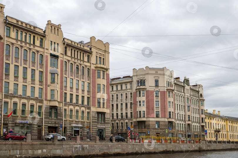 Скачать Санкт-Петербург, Россия, май 2024 года: Вид на старинные здания Санкт-Петербурга с реки фотосток Ozero