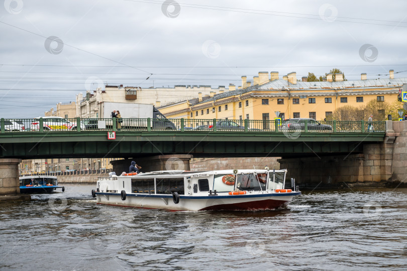 Скачать Санкт-Петербург, Россия, май 2024 года: Туристические экскурсии на теплоходе по реке Фонтанке в Санкт-Петербурге фотосток Ozero