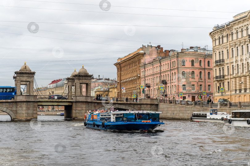 Скачать Санкт-Петербург, Россия, май 2024 года: Туристические экскурсии на теплоходе по реке Фонтанке в Санкт-Петербурге фотосток Ozero