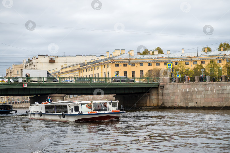 Скачать Санкт-Петербург, Россия, май 2024 года: Морские прогулки для туристов по рекам и каналам Санкт-Петербурга фотосток Ozero