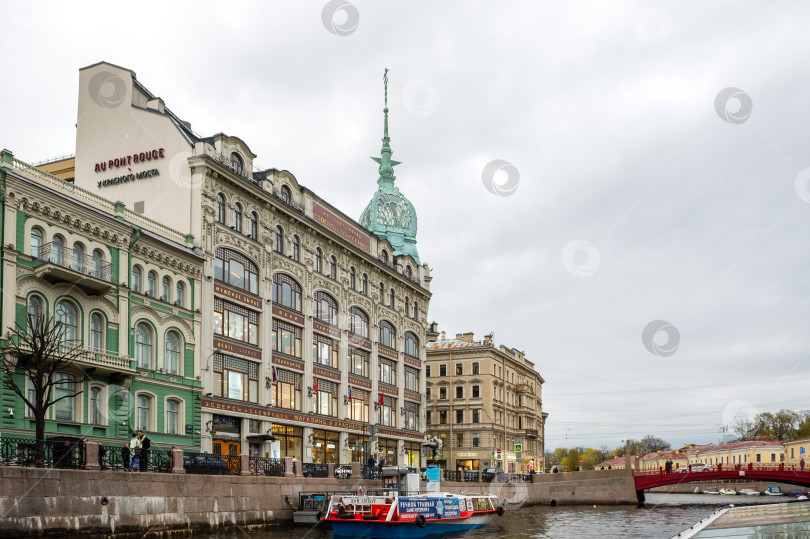 Скачать Санкт-Петербург, Россия, май 2024 года: Старинные дома и дворцы Санкт-Петербурга, видимые с палубы корабля фотосток Ozero