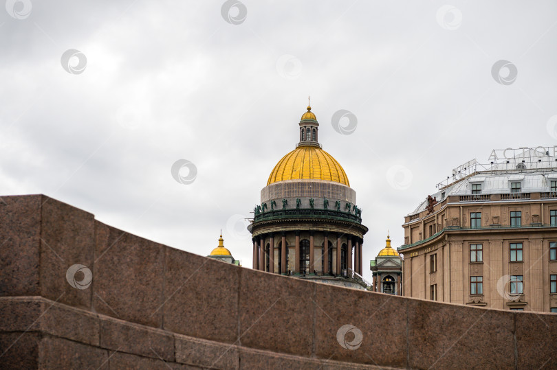 Скачать Санкт-Петербург, Россия, май 2024 года: Вид на Исаакиевский собор с реки Мойки в Санкт-Петербурге фотосток Ozero