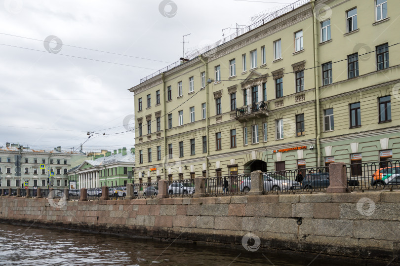 Скачать Санкт-Петербург, Россия, май 2024 года: Вид на старинные здания Санкт-Петербурга с реки фотосток Ozero