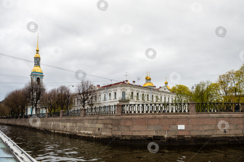 Скачать Санкт-Петербург, Россия, май 2024 года: Морской Свято-Николаевский собор, вид с реки в Санкт-Петербурге фотосток Ozero