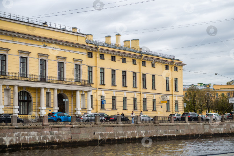 Скачать Санкт-Петербург, Россия, май 2024 года: Вид на старинные здания Санкт-Петербурга с реки фотосток Ozero