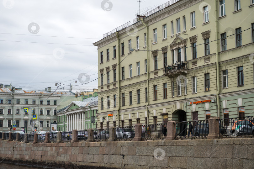 Скачать Санкт-Петербург, Россия, май 2024 года: Вид на старинные здания Санкт-Петербурга с реки фотосток Ozero