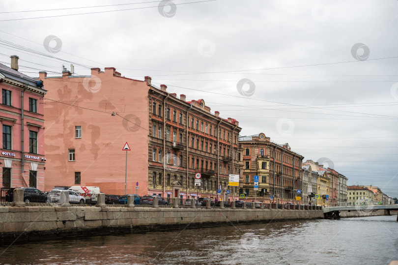 Скачать Санкт-Петербург, Россия, май 2024 года: Вид на старинные здания и гранитную набережную блистательного Санкт-Петербурга с реки фотосток Ozero