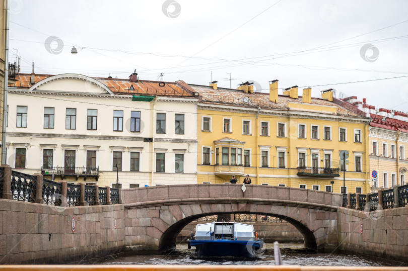 Скачать Санкт-Петербург, Россия, май 2024 года: Морские прогулки для туристов по каналам под мостами в Санкт-Петербурге фотосток Ozero