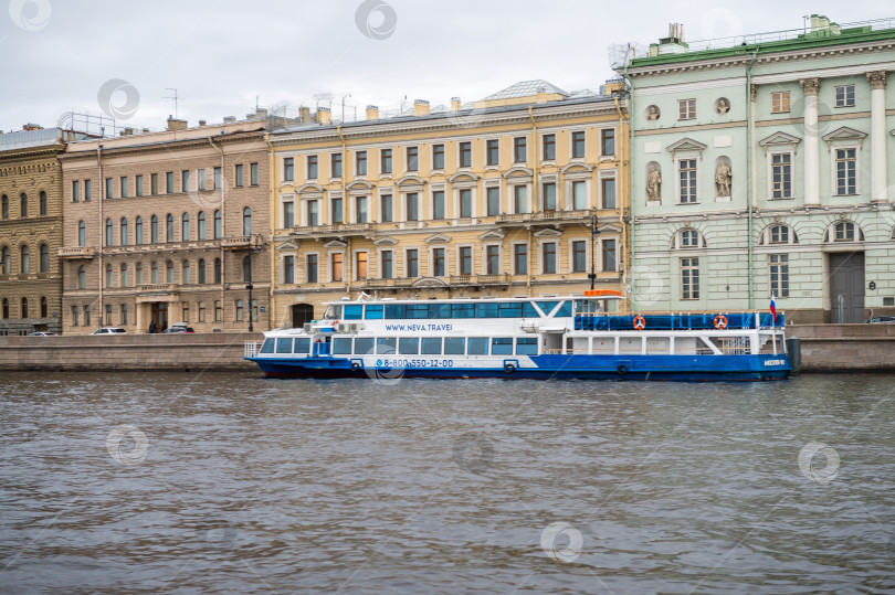 Скачать Санкт-Петербург, Россия, май 2024 года: Морские прогулки для туристов по рекам и каналам Санкт-Петербурга фотосток Ozero