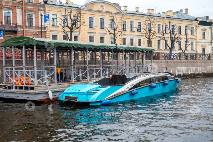 Скачать Санкт-Петербург, Россия, май 2024 года: Морские прогулки для туристов по рекам и каналам Санкт-Петербурга фотосток Ozero