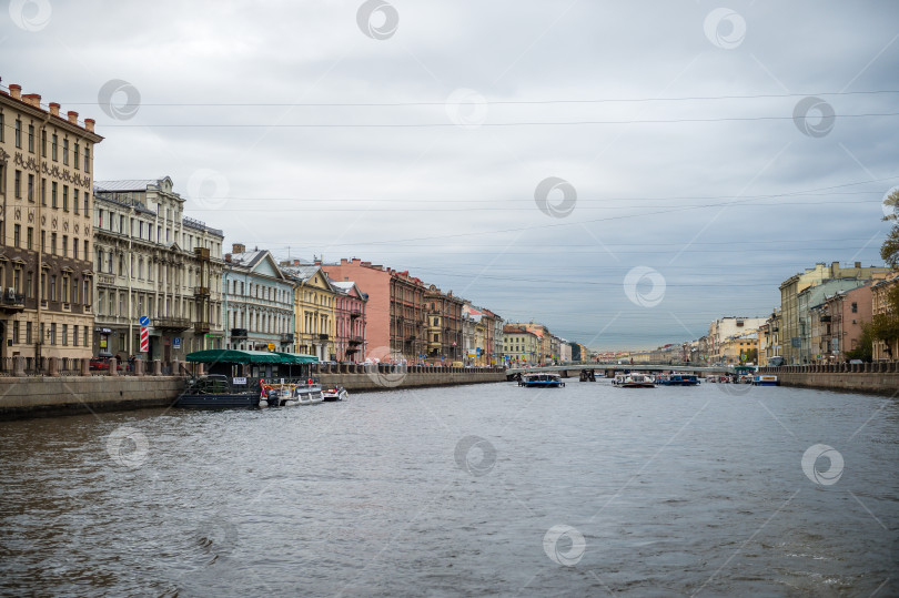 Скачать Санкт-Петербург, Россия, май 2024 года: Морские прогулки для туристов по рекам и каналам Санкт-Петербурга фотосток Ozero