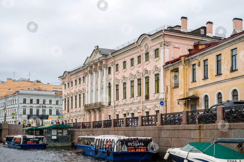Скачать Санкт-Петербург, Россия, май 2024 года: Морские прогулки для туристов по рекам и каналам Санкт-Петербурга фотосток Ozero