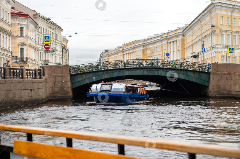 Скачать Санкт-Петербург, Россия, май 2024 года: Морские прогулки для туристов по рекам и каналам Санкт-Петербурга фотосток Ozero