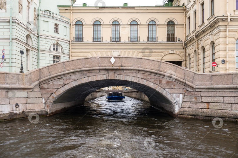 Скачать Санкт-Петербург, Россия, май 2024 года: Морские прогулки для туристов по каналам под мостами в Санкт-Петербурге фотосток Ozero