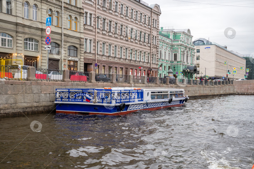 Скачать Санкт-Петербург, Россия, май 2024 года:Санкт-Петербург, Россия, май 2024 года: Туристические экскурсии на теплоходе по реке Фонтанке в Санкт-Петербурге фотосток Ozero