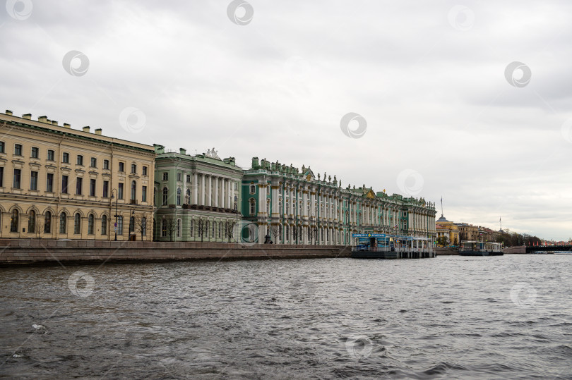 Скачать Санкт-Петербург, Россия, май 2024 года: Дворцовая набережная Санкт-Петербурга - вид на Эрмитаж со стороны Невы фотосток Ozero